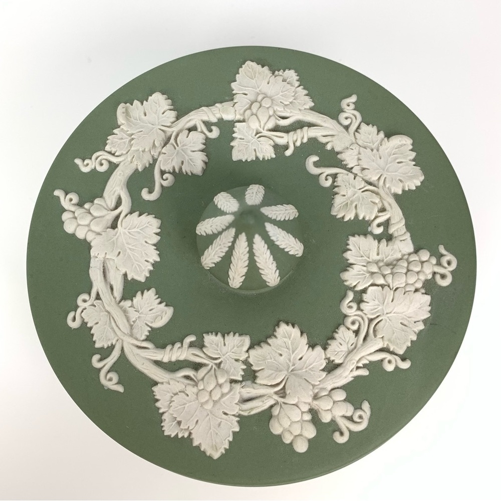 Wedgwood Sage Green Jasperware Lidded Round Box Large 5" Spike Knob Vtg Vines - Picture 4 of 16
